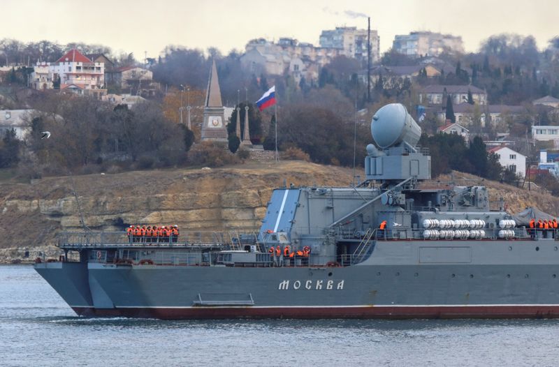 &copy; Reuters. Russian navy officers line up on the deck as the guided missile cruiser Moskva (Moscow) sails back into a harbour after tracking NATO warships in the Black Sea, in the port of Sevastopol, Crimea November 16, 2021. REUTERS/Alexey Pavlishak