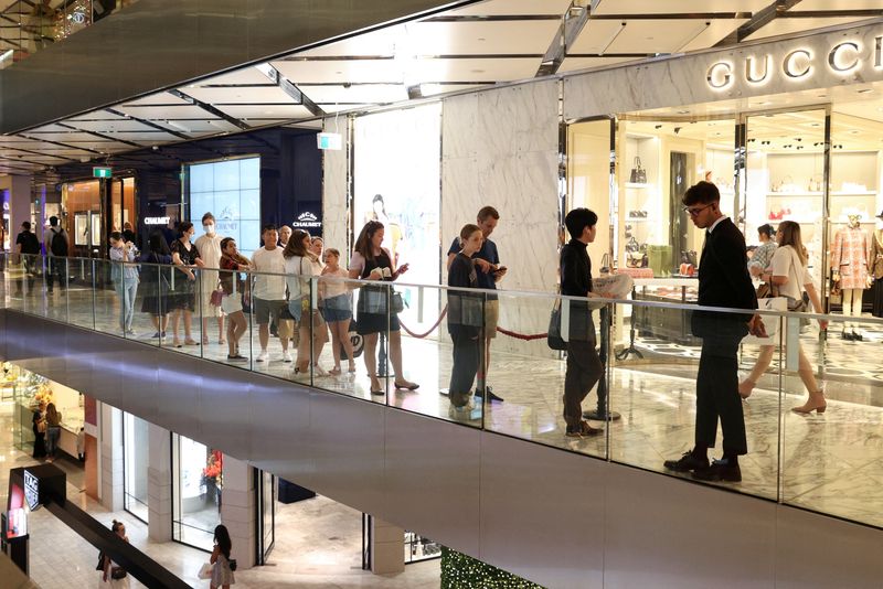 &copy; Reuters. FILE PHOTO: Shoppers stand in line inside a mall in the city centre of Sydney, Australia, December 17, 2020.  REUTERS/Loren Elliott/File Photo