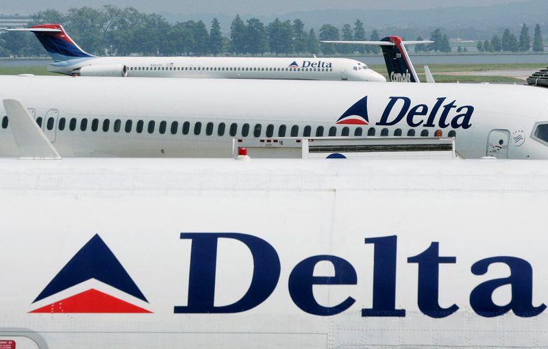 &copy; Reuters. FILE PHOTO: Delta Airlines jets sit at terminal at Reagan National Airport outside Washington in this August 19, 2004 REUTERS/Larry Downing/File Photo