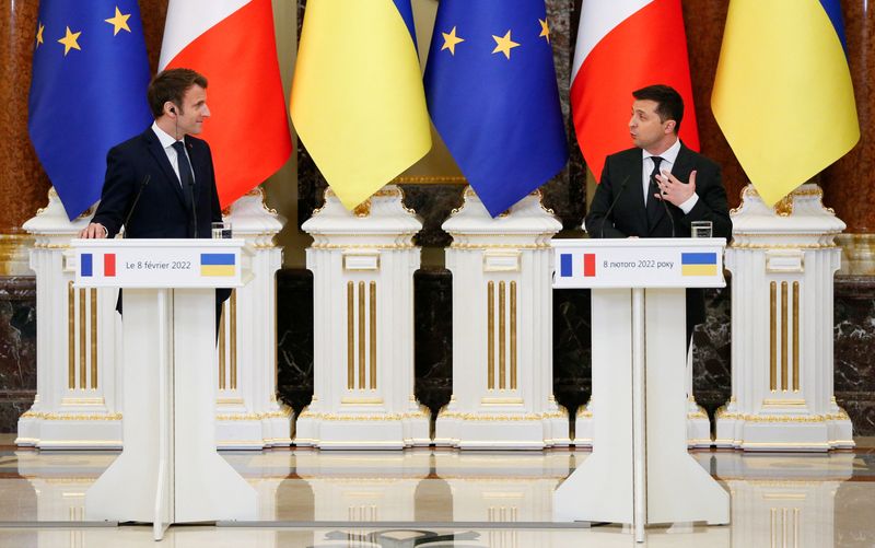 © Reuters. الرئيس الأوكراني فلوديمير زيلينسكي ونظيره الفرنسي إيمانويل ماكرون في إفادة صحفية في كييف يوم الثلاثاء. تصوير: جليب جارانيتش - رويترز