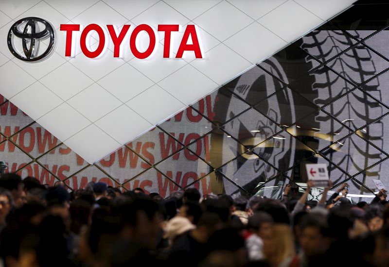 &copy; Reuters. FILE PHOTO: Visitors crowd Toyota Motor Corp's booth at the 44th Tokyo Motor Show in Tokyo, Japan, November 2, 2015.  REUTERS/Issei Kato