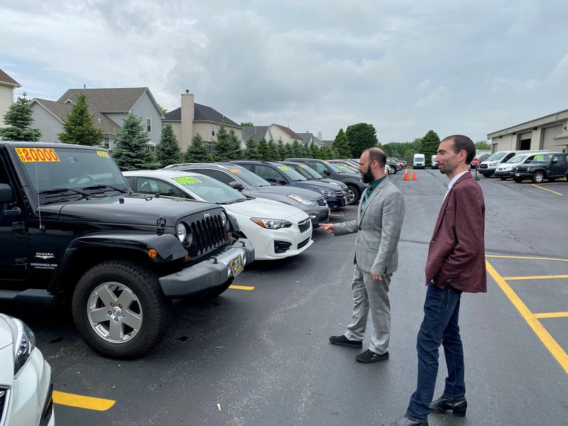 &copy; Reuters. FILE PHOTO: Alex Tovstanovsky, owner of used-car dealer Prestige Motor Works, checks on inventory with his general manager Ryan Caton in Naperville, Illinois, U.S. May 28, 2020. REUTERS/Nick Carey