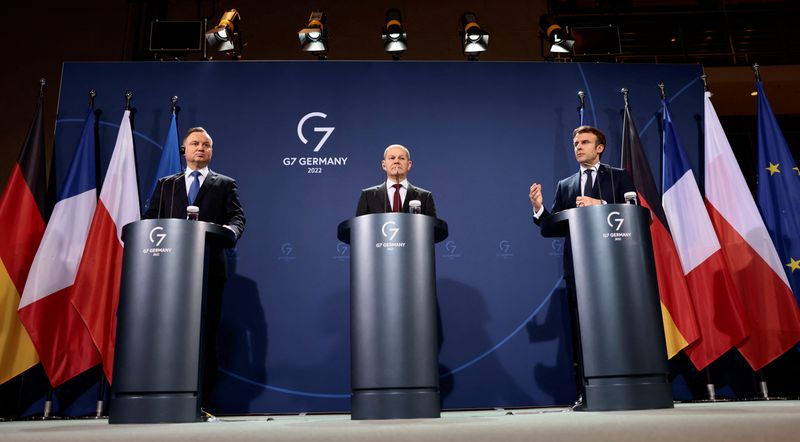 &copy; Reuters. Le président français Emmanuel Macron (à droite), le chancelier allemand Olaf Scholz (au centre) et le président polonais Andrzej Duda (à gauche) ont exprimé leur soutien conjoint à la souveraineté ukrainienne et à la mise en oeuvre des accords d