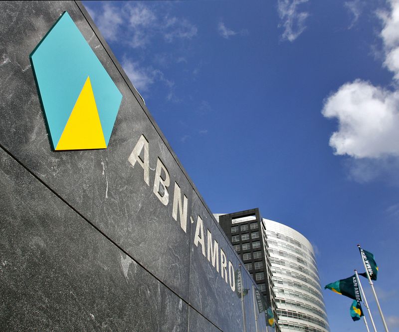 &copy; Reuters. The head office of ABN AMRO bank is seen in Amsterdam March 20, 2007. REUTERS/Robin van Lonkhuijsen