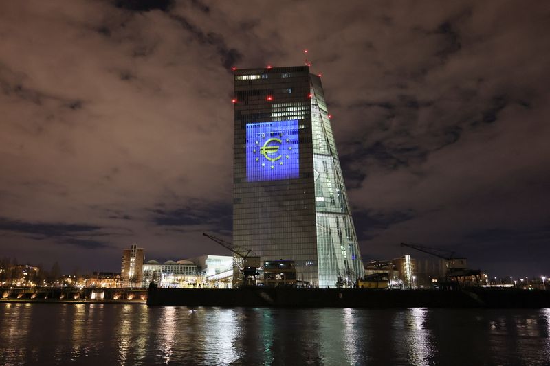 &copy; Reuters. مقر البنك المركزي الأوروبي في فرانكفورت من الخارج يوم 30 ديسمبر كانون الأول 2021. رويترز