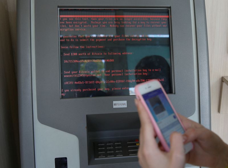 &copy; Reuters. Un mensaje exigiendo dinero en el monitor de una sucursal del banco estatal ucraniano Oschadbank, tras una ola de ciberataques en Kiev