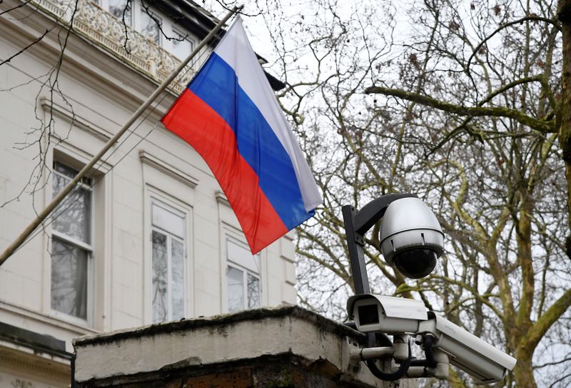 &copy; Reuters. FOTO DE ARCHIVO: Una bandera ondea fuera de la sección consular de la Embajada de Rusia en Londres, Reino Unido, 20 de marzo de 2018. REUTERS/Toby Melville