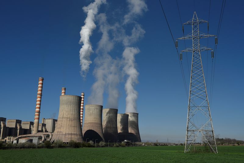 &copy; Reuters. FILE PHOTO - A view of the coal-fired power station of the Public Power Corporation (PPC) near the northern town of Ptolemaida, Greece, April 2, 2017. Picture taken April 2, 2017. REUTERS/Alexandros Avramidis