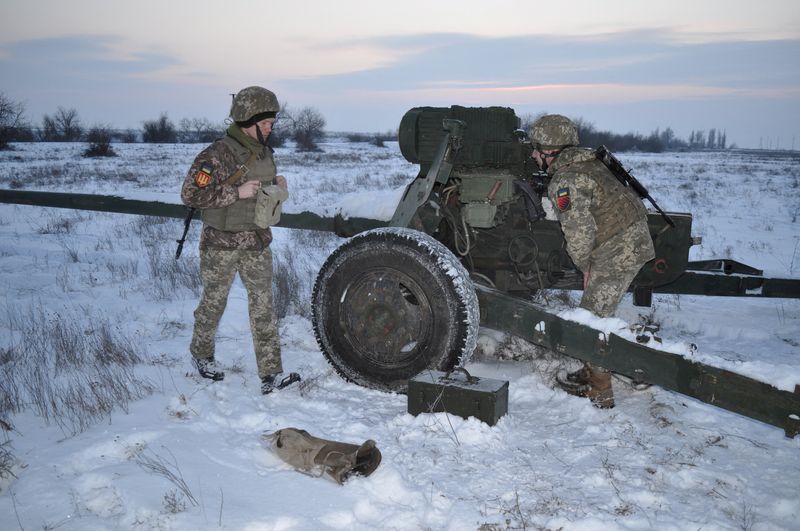 &copy; Reuters. FILE PHOTO: Service members of the Ukrainian Armed Forces take part in tactical drills at a training ground in the Kherson region, Ukraine, in this handout picture released February 7, 2022. Ukrainian Armed Forces Press Service/Handout via REUTERS