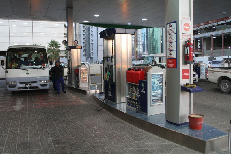 &copy; Reuters. FILE PHOTO: A van is refuelled at Woqod oil station in Doha, Qatar January 28, 2016. REUTERS/Naseem Zeitoon