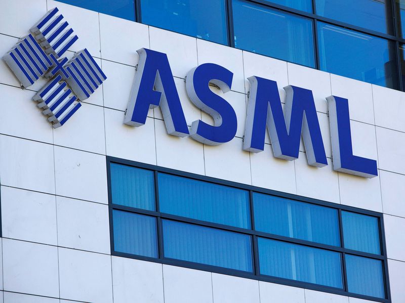 &copy; Reuters. FILE PHOTO: The company logo of Dutch chipmakers ASML is seen on the headquarters in Veldhoven, October 14, 2009. REUTERS/Michael Kooren