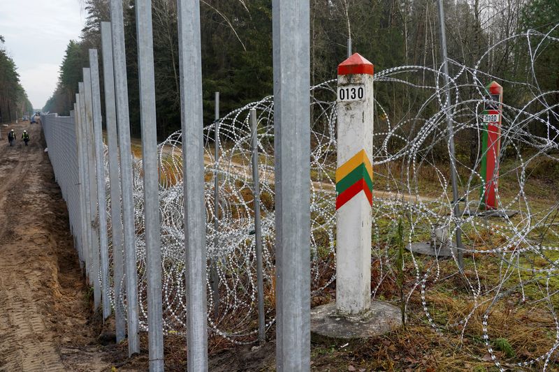 &copy; Reuters. Postes de señalización fronteriza de Bielorrusia y Lituania cerca de una valla de cuatro metros de altura en la frontera bielorrusa en Druskininkai, Lituania, 4 de noviembre de 2021. REUTERS/Janis Laizans