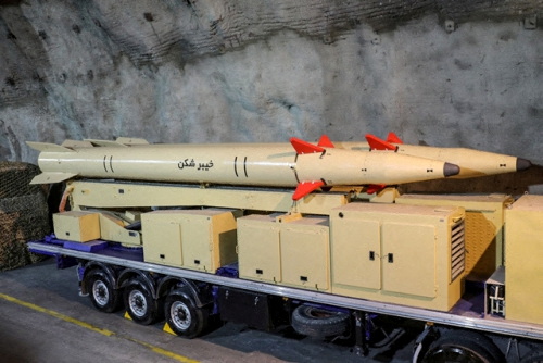 © Reuters. الصاروخ الإيراني الجديد خيبر شكن في صورة لوكالة أنباء غرب آسيا حصلت عليها رويترز من طرف ثالث