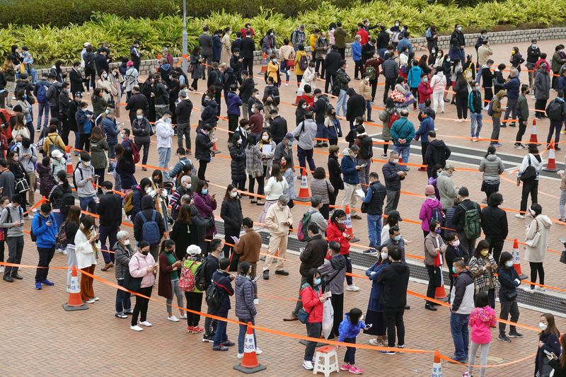 &copy; Reuters. Pessoas fazem fila em centro de testagem para a Covid-19 em Hong Kong
09/02/2022 REUTERS/Joyce Zhou