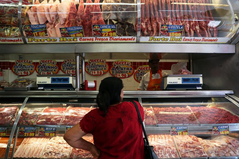 &copy; Reuters. Mulher compra carne em açougue em Santo André
01/10/2019 REUTERS/Amanda Perobelli