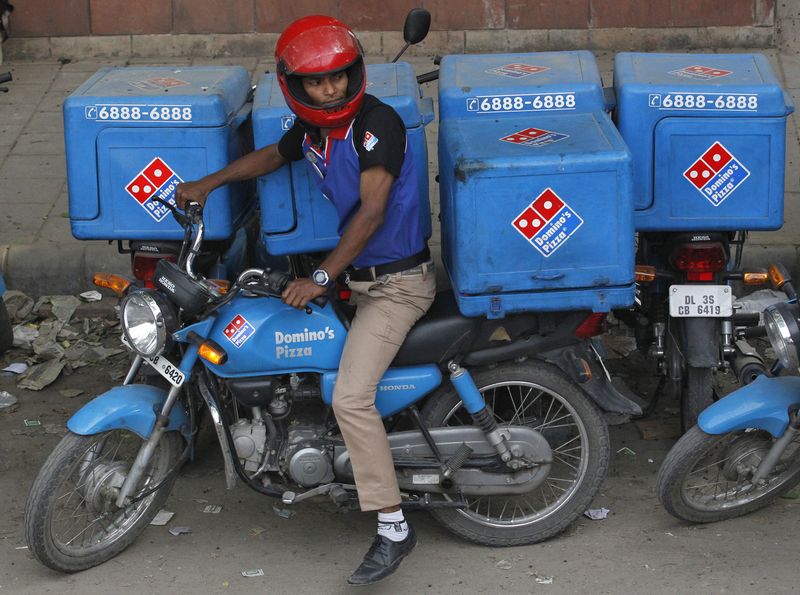 &copy; Reuters. An employee rides a motorcycle to deliver Domino's Pizza to its customers in New Delhi May 14, 2013. REUTERS/Anindito Mukherjee/Files