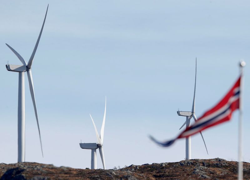 &copy; Reuters. FILE PHOTO: Wind turbines are pictured in Midtfjellet wind farm in Fitjar, Norway April 1, 2019. NTB Scanpix/Jan Kare Ness via REUTERS  