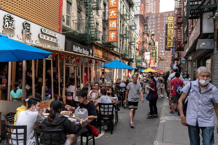 &copy; Reuters. FOTO DE ARCHIVO. Las personas comen en restaurantes al aire libre en Chinatown,  Manhattan, Nueva York. Julio, 2021. REUTERS/Jeenah Moon