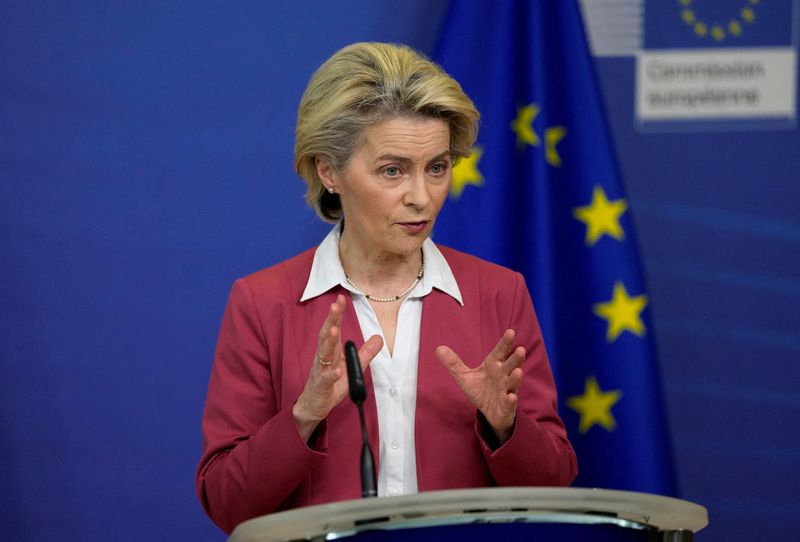 &copy; Reuters. أروسولا فون دير لاين رئيسة المفوضية الأوروبية تتحدث خلال مؤتمر صحفي حول قانون الرقائق في مقر الاتحاد الأوروبي في بروكسل يوم الثلاثاء. صورة 