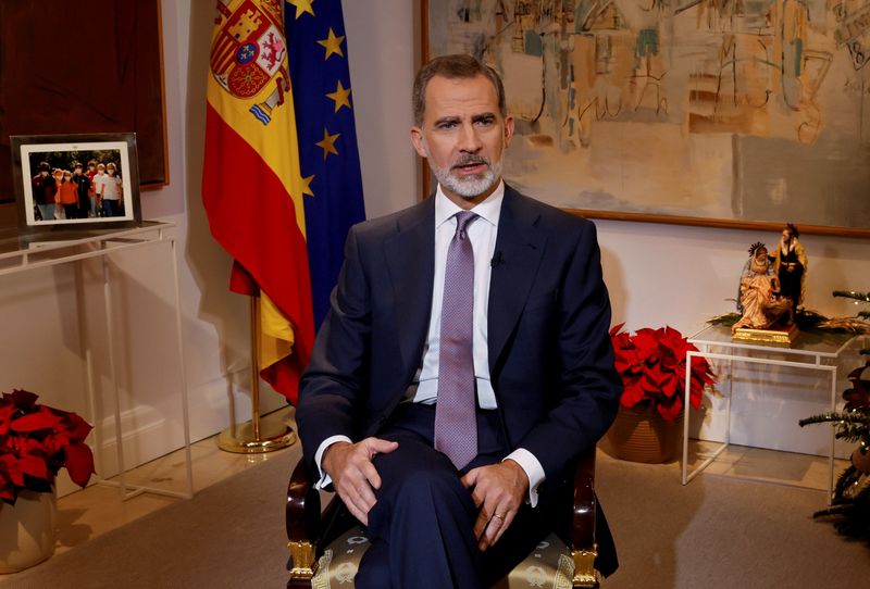&copy; Reuters. Spain's King Felipe VI delivers his traditional Christmas address at Zarzuela Palace in Madrid, Spain December 24, 2021. Ballesteros/Pool via REUTERS