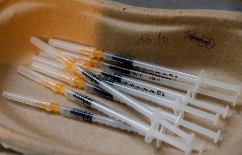 &copy; Reuters. Diverse siringhe per vaccini a Vienna, in Austria.  REUTERS/Leonhard Foeger