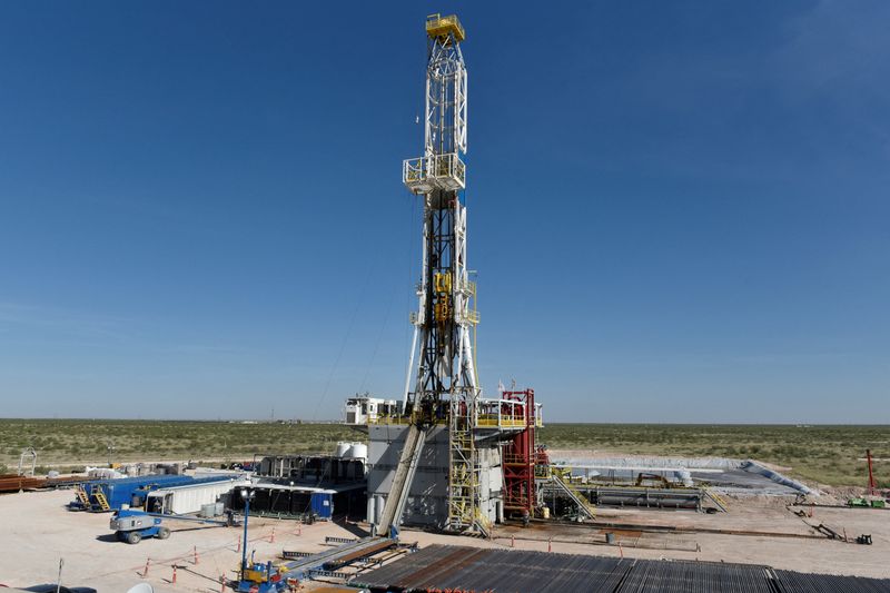 &copy; Reuters. FILE PHOTO: A drilling rig on a lease owned by Oasis Petroleum operates in the Permian Basin oil and natural gas production area near Wink, Texas U.S. August 22, 2018. Picture taken August 22, 2018. REUTERS/Nick Oxford/File Photo