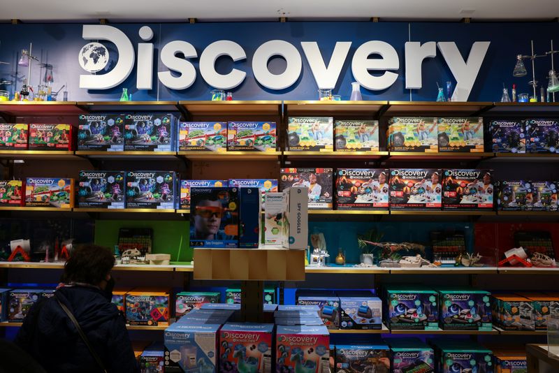 &copy; Reuters. FILE PHOTO: The Discovery, Inc. logo is seen on a display in the FAO Schwarz toy store in Manhattan, New York City, U.S., November 24, 2021. REUTERS/Andrew Kelly