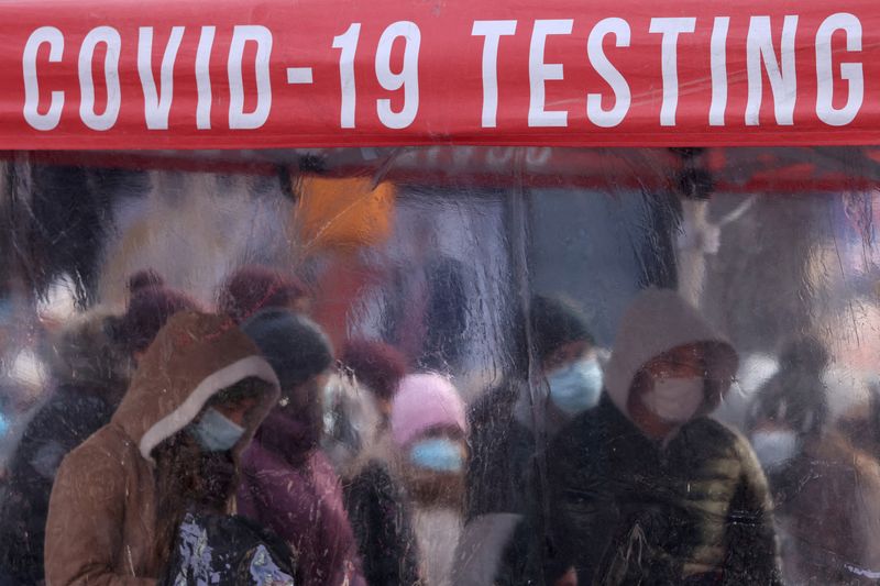 &copy; Reuters. Pessoas fazem fila em centtro de testagem para Covid-19 em Manhattan, na cidade de Nova York
20/12/2021 REUTERS/Andrew Kelly