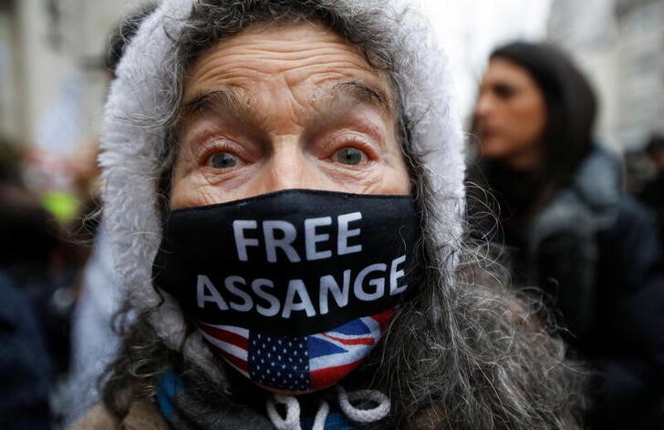 © Reuters. Foto de archivo de una manifestante pidiendo por la liberación del fundador de  WikiLeaks Julian Assange en Londres. 
Ene 24, 2022. REUTERS/Peter Nicholls