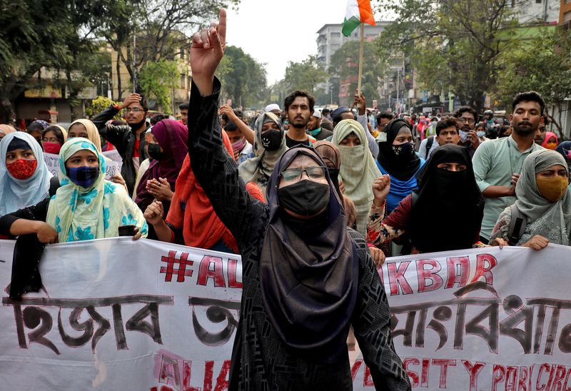 &copy; Reuters. مئات الطلاب يشاركون في احتجاج على حظر ارتداء الحجاب في ولاية كارناتاكا بجنوب الهند يوم الأربعاء. تصوير: روباك دي شودري - رويترز.