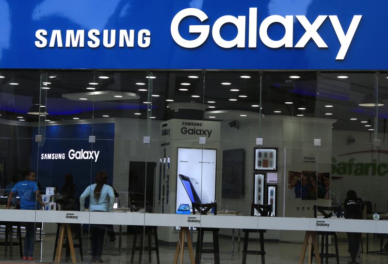 &copy; Reuters. FILE PHOTO: A Samsung mobile phone and accessories shop in capital Nairobi March 3, 2016. REUTERS/Noor Khamis