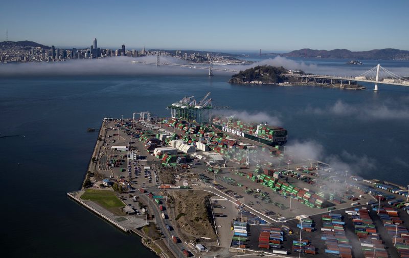 &copy; Reuters. FILE PHOTO: The city of San Francisco is seen as shipping containers are unloaded from ships at a container terminal at the port of Oakland, California, U.S., October 28, 2021. REUTERS/Carlos Barria/File Photo