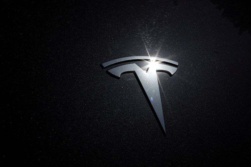 &copy; Reuters. Logo da Tesla em carro em Los Angeles, EUA
09/07/2020
REUTERS/Lucy Nicholson