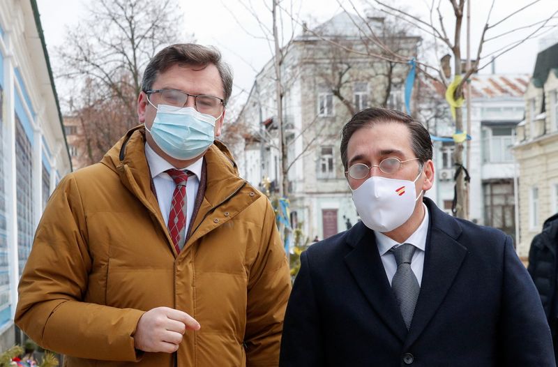 &copy; Reuters. FOTO DE ARCHIVO: El ministro de Exteriores ucraniano, Dmytro Kuleba (izquierda), junto a su homólogo español, José Manuel Albares, en Kiev, Ucrania, el 9 de febrero de 2022. REUTERS/Valentyn Ogirenko