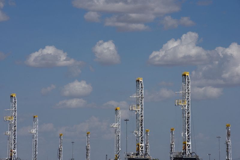 © Reuters. FILE PHOTO: Oil rigs in a storage facility wait to be transported to the oil field in Midland, Texas U.S. August 22, 2018. Picture taken August 22, 2018. REUTERS/Nick Oxford/File Photo