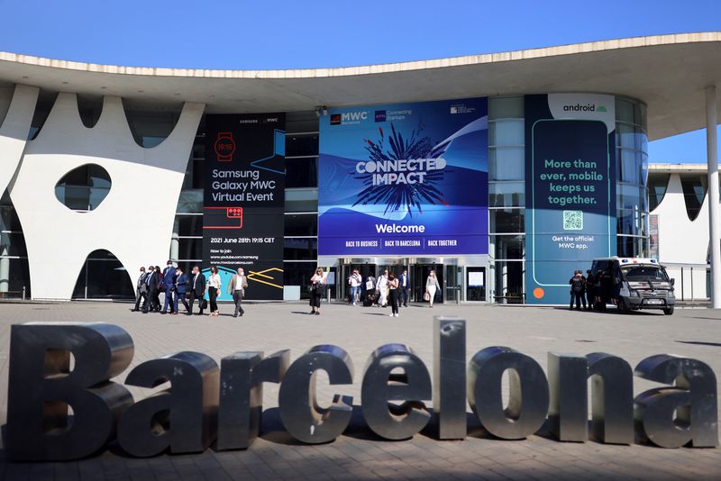 &copy; Reuters. FOTO DE ARCHIVO: Varias personas se dirigen al recinto en el que se celebra el Mobile World Congress en Barcelona, España, el 28 de junio de 2021. REUTERS/Nacho Doce