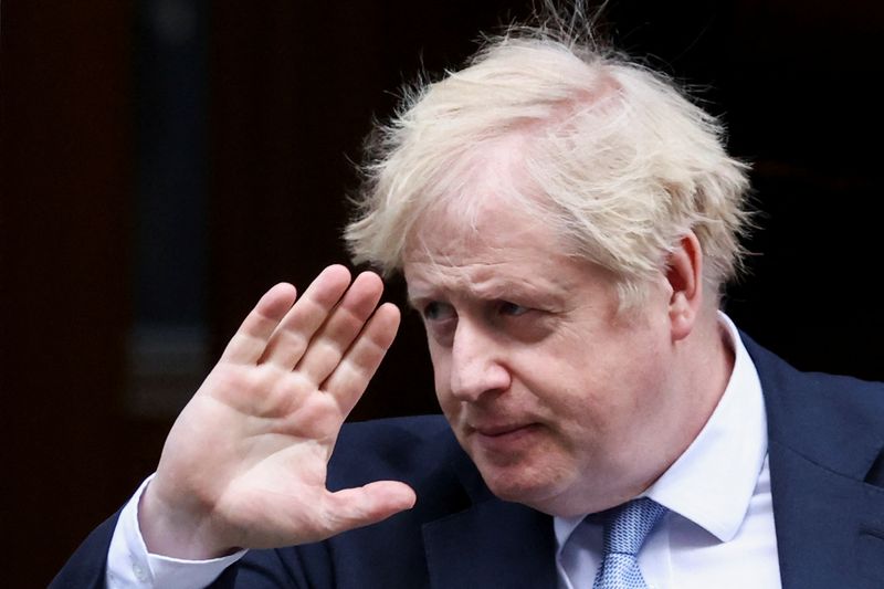 &copy; Reuters. El primer ministro británico, Boris Johnson, abandona el número 10 de Downing Street en Londres, Reino Unido. 9 de febrero de 2022. REUTERS/Tom Nicholson