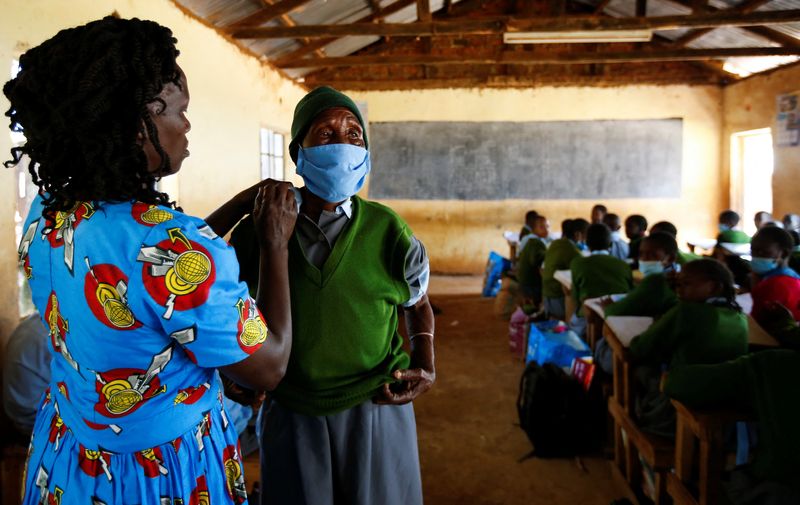 &copy; Reuters. Priscilla Sitienei, de 98 anos, em escola onde é estudante no Quênia
25/01/2022 REUTERS/Monicah Mwangi