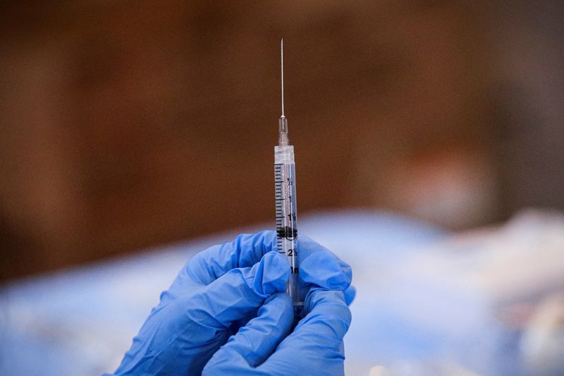 &copy; Reuters. FILE PHOTO: A syringe is filled with a dose of Pfizer's coronavirus disease (COVID-19) vaccine at a pop-up community vaccination center at the Gateway World Christian Center in Valley Stream, New York, U.S., February 23, 2021.  REUTERS/Brendan McDermid