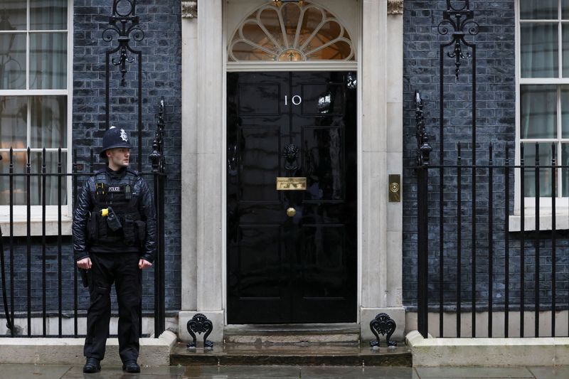 &copy; Reuters. A police officer stands outside 10 Downing Street in London, Britain, February 4, 2022. REUTERS/Henry Nicholls/File Photo