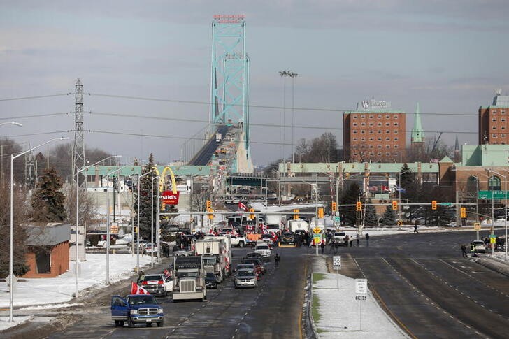 &copy; Reuters. Foto de archivo de aytos bloqueando la ruta hacia el Puente Ambassador, que comunica Detroit y Windsor