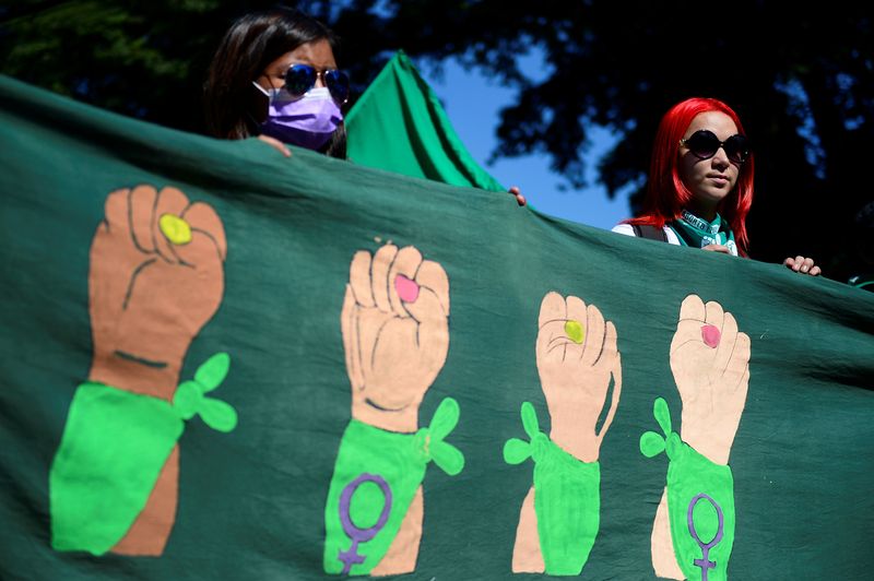 &copy; Reuters. FOTO DE ARCHIVO-Mujeres sostienen una pancarta durante una marcha para conmemorar el Día Internacional del Aborto Seguro en San Salvador, El Salvador. 28 de septiembre de 2021. REUTERS/Jessica Orellana
