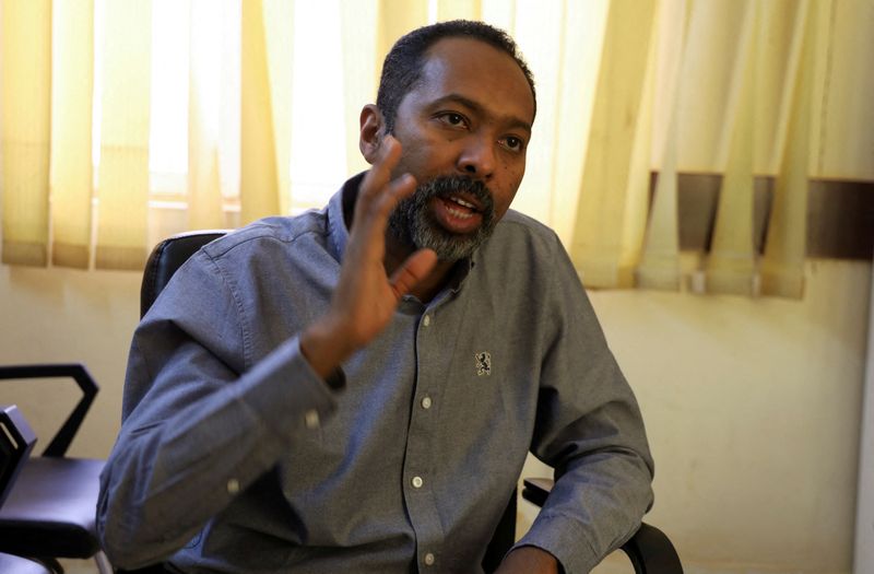 © Reuters. الوزير السابق في الحكومة المدنية السودانية التي أطاح بها الجيش خالد عمر يوسف يتحدث في مقابلة مع رويترز من مكتبه في الخرطوم. صورة من أرشيف رويترز.
