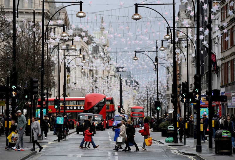 &copy; Reuters. FILE PHOTO: Shoppers cross Oxford Street, London, Britain, December 28, 2021. REUTERS/Toby Melville/