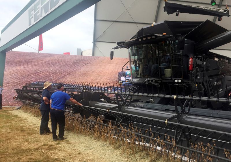 &copy; Reuters. FILE PHOTO: Farmers look at a large grain harvester during the Agrishow farm equipment fair in Ribeirao Preto, Brazil, May 1, 2019. REUTERS/Marcelo Teixeira