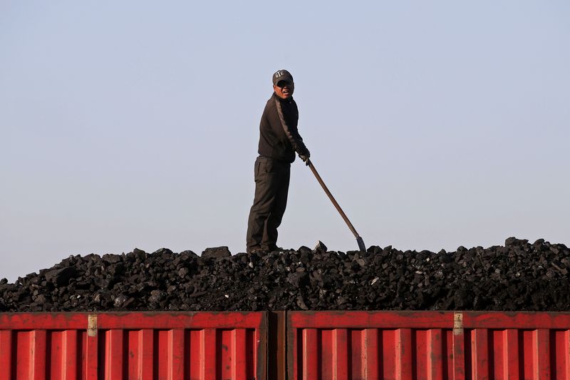 &copy; Reuters. 　中国政府は９日、石炭生産会社は通常の生産と供給を再開し、石炭価格の安定化に向けた国の政策を厳格に実行すべきと述べた。写真は石炭をトラックに積む様子。黒竜江省で２０１５年