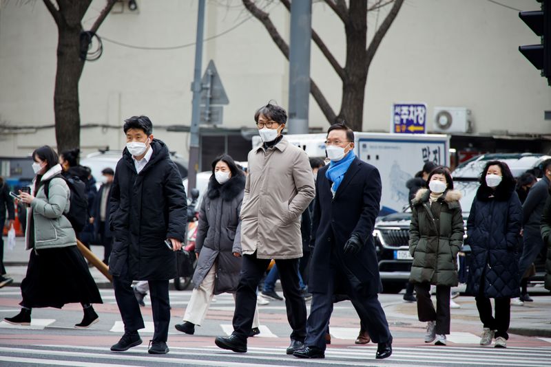 &copy; Reuters. 　２月１０日、韓国は、新型コロナウイルスのオミクロン変異株拡大により新規感染者が過去最多を更新する中、軽症者を対象とした自宅療養プログラムを開始した。写真はソウルで１月撮