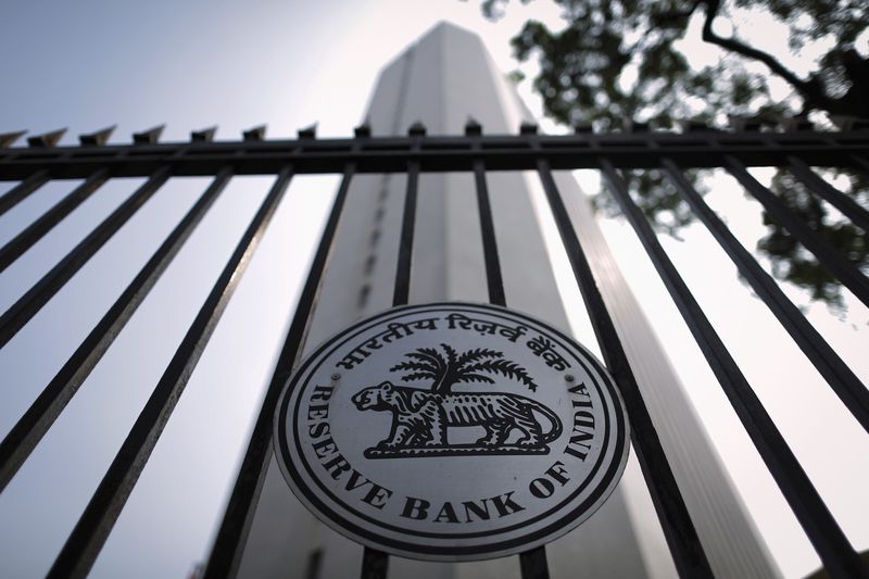 &copy; Reuters. 　２月１０日、インド準備銀行（中央銀行）は、政策金利のレポレートを過去最低の４％に据え置いた。写真はインドのムンバイで２０１３年１０月撮影（２０２２年　ロイター／Danish Siddi
