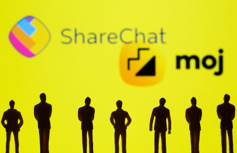 © Reuters. FILE PHOTO: Small toy figures are seen in front of displayed ShareChat and Moj logo in this illustration taken, July 26, 2021. REUTERS/Dado Ruvic/Illustration