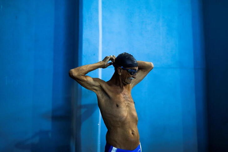 &copy; Reuters. Foto del domingo de Fernando Sergio Paneque, de 80 años, preparándose para nadar en el Campeonato Nacional de Natacion Master en La Habana 
Feb 6, 2022. 
REUTERS/Amanda Perobelli